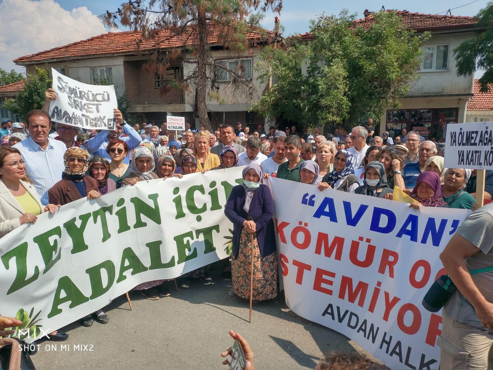 SUYUMUZA, TOPRAĞIMIZA, HAVAMIZA VE ZEYTİNİMİZE SAHİP ÇIKIYORUZ. SUYUMUZA, TOPRAĞIMIZA, HAVAMIZA VE ZEYTİNİMİZE SAHİP ÇIKIYORUZ.